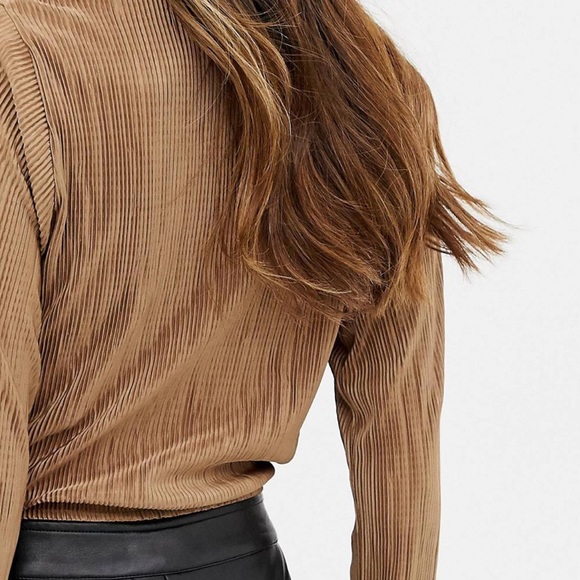 ASOS DESIGN Wrap Top with Plunge Twist Front in Plisse Long Sleeve - Picture 3 of 3